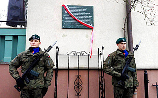 W Elblągu odsłonięto tablicę upamiętniającą ofiary komunistycznej bezpieki